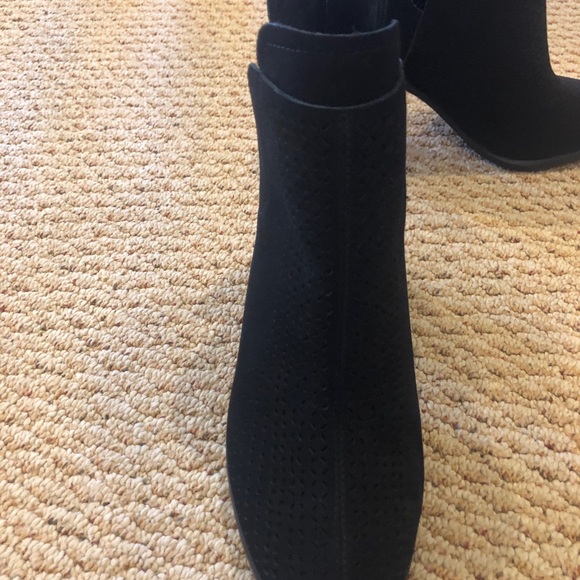 Vince Camuto Farrier laser cut bootie brand new - Picture 4 of 8